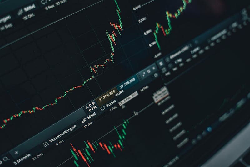 How to Calculate Stock Returns (With Real Examples)