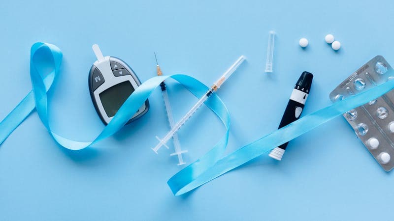 Glucose meter next to healthy meal with blood sugar reading on display