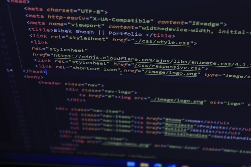 Website switching between light and dark color themes